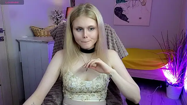 Snapshot of AnoraAmore chatting on December 4, 6:01 am AnoraAmore online show from December 4, 6:01 am