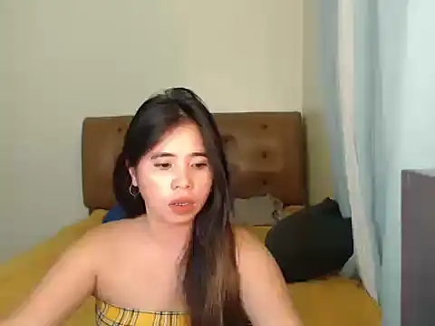 Snapshot of prettyELLE chatting on April 4, 6:55 am prettyELLE online show from April 4, 6:55 am