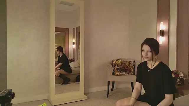 Snapshot of LilyLevine chatting on December 5, 6:33 am LilyLevine online show from December 5, 6:33 am