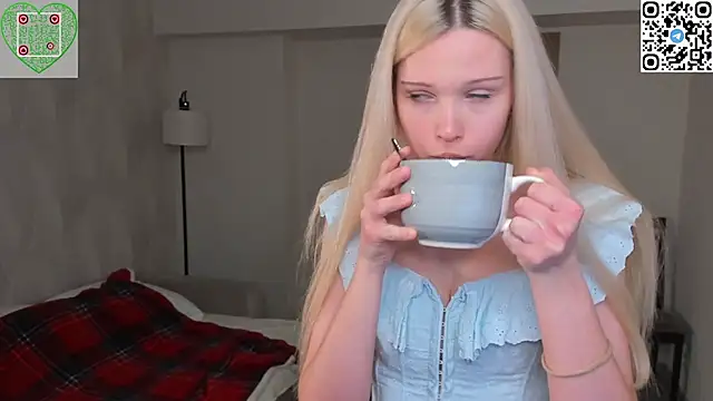 Snapshot of CherrylHolme chatting on February 5, 7:40 pm CherrylHolme online show from February 5, 7:40 pm