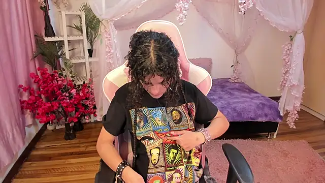 Snapshot of gummo_ chatting on December 5, 7:54 pm gummo online show from December 5, 7:54 pm