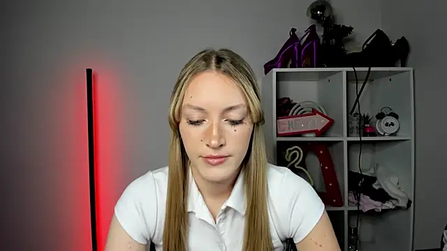 EvelynBlond online show from May 6, 12:43 pm