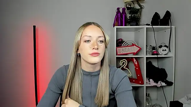 EvelynBlond online show from May 11, 12:33 pm