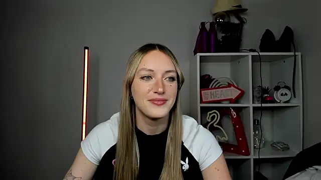 EvelynBlond online show from May 13, 12:46 pm