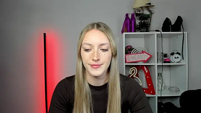 EvelynBlond online show from May 15, 5:25 am