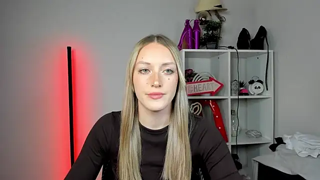 EvelynBlond online show from May 18, 12:55 pm