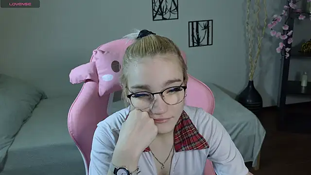 Megan Lora online show from January 10, 1:07 am