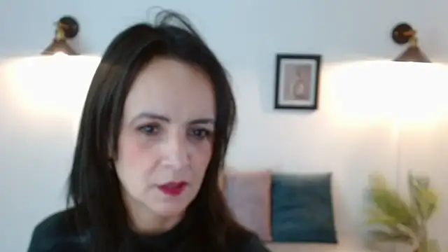 Snapshot of Juliana__lx chatting on April 7, 1:44 pm Juliana lx online show from April 7, 1:44 pm