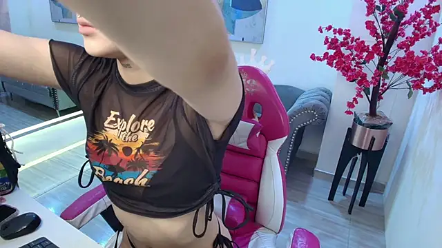 Snapshot of Emily_andrews chatting on May 14, 8:04 pm Emily andrews online show from May 14, 8:04 pm