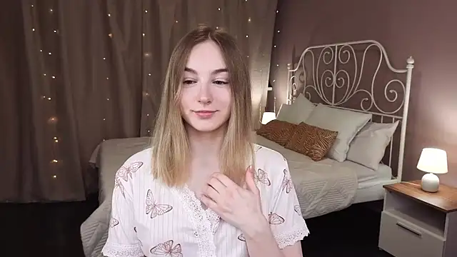 Snapshot of Shy_Polly chatting on February 6, 12:04 am Shy Polly online show from February 6, 12:04 am