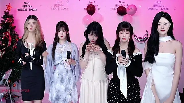 Snapshot of CM---002 chatting on February 28, 1:28 am CM---002 online show from February 28, 1:28 am