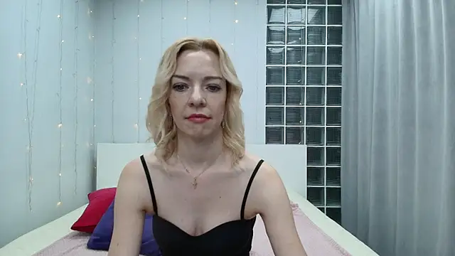 Snapshot of Brightly_Heizer chatting on April 14, 12:38 am Brightly Heizer online show from April 14, 12:38 am