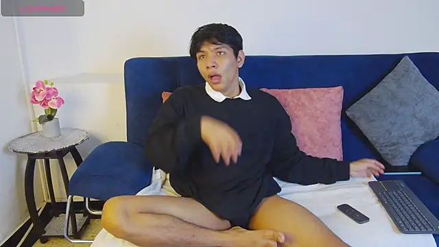 Snapshot of Liam_Sinclair chatting on November 25, 12:27 pm Liam Sinclair online show from November 25, 12:27 pm