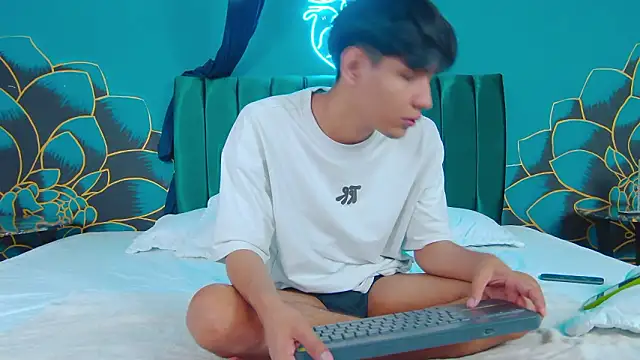 Snapshot of Liam_Sinclair chatting on February 4, 2:01 pm Liam Sinclair online show from February 4, 2:01 pm