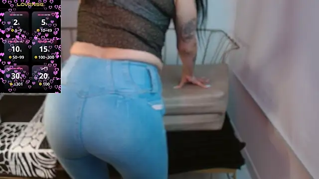 Snapshot of Roxanne_vale chatting on May 11, 8:17 pm Roxanne vale online show from May 11, 8:17 pm