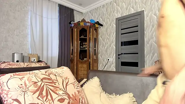 milkiwvy online show from April 19, 5:51 am