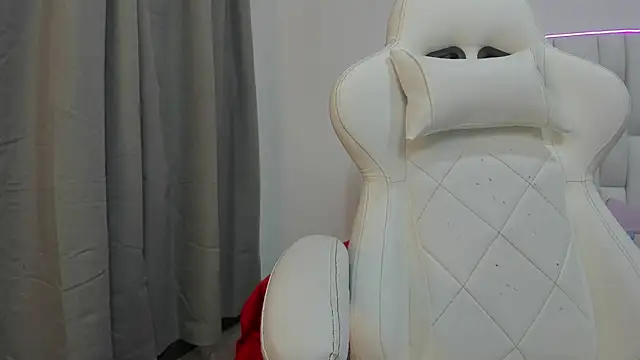 Snapshot of mask_red_girl chatting on March 4, 12:55 pm mask red girl online show from March 4, 12:55 pm