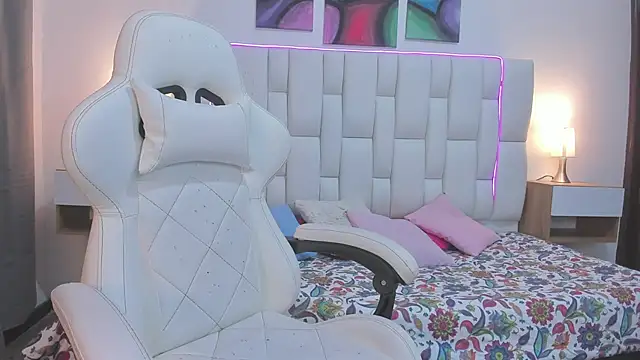 Snapshot of mask_red_girl chatting on March 18, 1:25 pm mask red girl online show from March 18, 1:25 pm