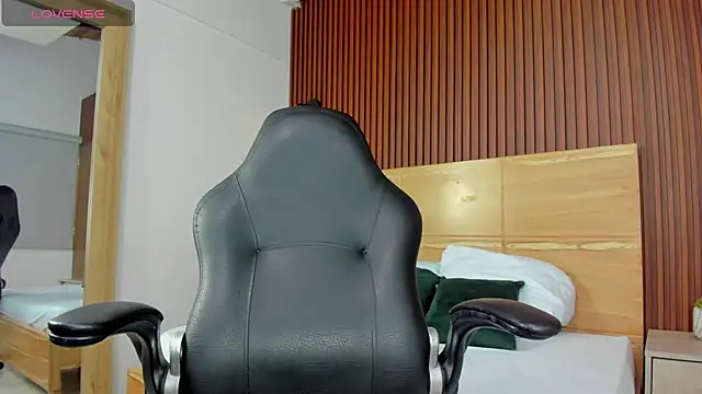 zully28  online show from November 27, 12:07 pm