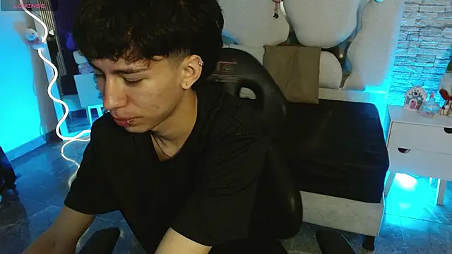 kaelwolf tay online show from December 14, 7:40 pm