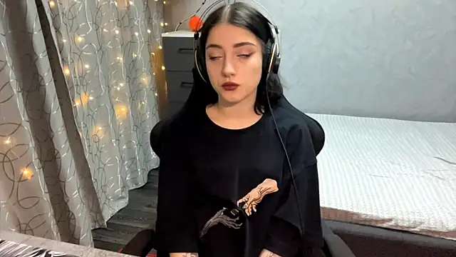 Meowluly online show from December 1, 9:20 pm