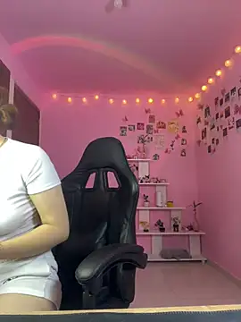 Snapshot of Davne_ chatting on March 8, 8:01 pm Davne online show from March 8, 8:01 pm