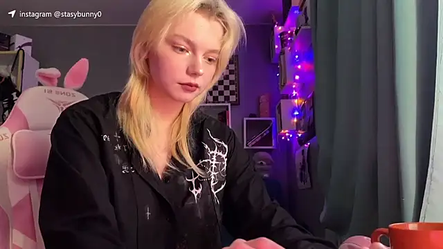 Snapshot of KittyLarva chatting on January 7, 5:21 am KittyLarva online show from January 7, 5:21 am