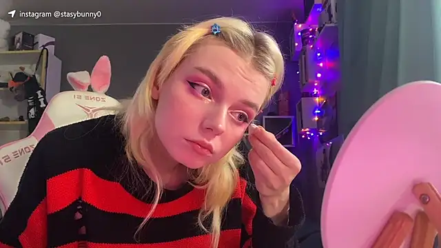 Snapshot of KittyLarva chatting on January 8, 7:54 am KittyLarva online show from January 8, 7:54 am