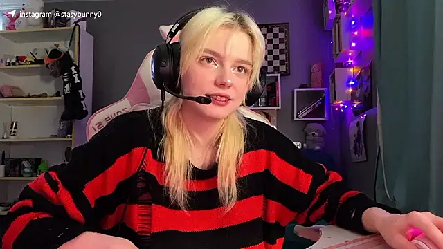 Snapshot of KittyLarva chatting on January 9, 8:50 am KittyLarva online show from January 9, 8:50 am