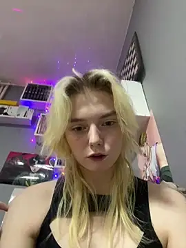 Snapshot of KittyLarva chatting on February 17, 7:53 pm KittyLarva online show from February 17, 7:53 pm