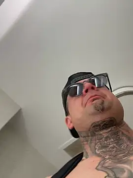 Snapshot of JSizzle13 chatting on April 2, 3:37 am JSizzle13 online show from April 2, 3:37 am