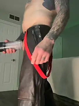 Snapshot of JSizzle13 chatting on April 4, 6:00 am JSizzle13 online show from April 4, 6:00 am