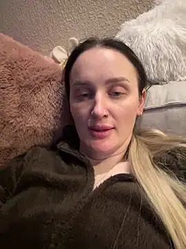 Snapshot of TomilaSi chatting on December 17, 1:00 am TomilaSi online show from December 17, 1:00 am