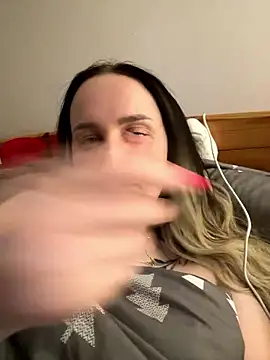 Snapshot of TomilaSi chatting on January 11, 12:26 am TomilaSi online show from January 11, 12:26 am