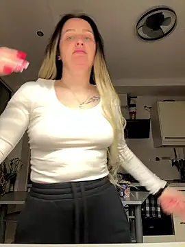 Snapshot of TomilaSi chatting on January 15, 1:21 am TomilaSi online show from January 15, 1:21 am