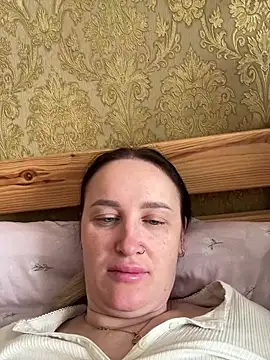 Snapshot of TomilaSi chatting on February 3, 10:42 am TomilaSi online show from February 3, 10:42 am