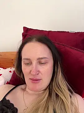 Snapshot of TomilaSi chatting on February 9, 10:52 am TomilaSi online show from February 9, 10:52 am