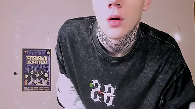 Snapshot of drew_soft_ chatting on December 22, 7:55 pm drew soft online show from December 22, 7:55 pm