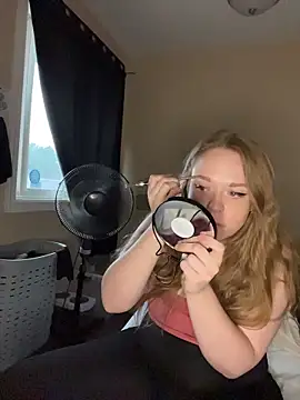 Snapshot of SmirkFans chatting on April 5, 10:18 pm SmirkFans online show from April 5, 10:18 pm