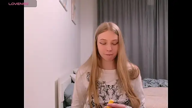 Snapshot of _Milana_Sparkl75_ chatting on December 3, 1:35 am Milana Sparkl75 online show from December 3, 1:35 am