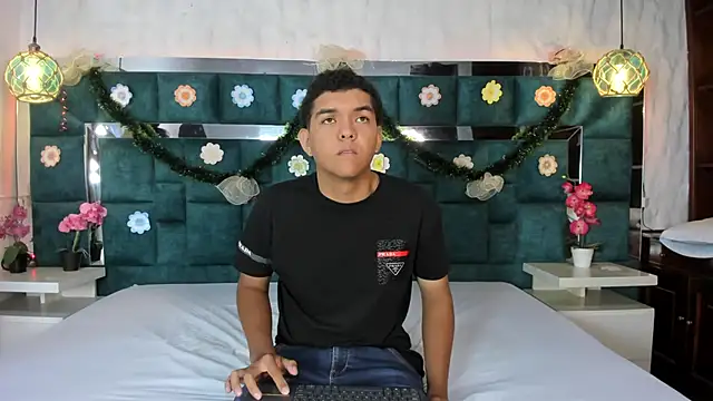  bonnyandclyde online show from December 14, 11:48 am