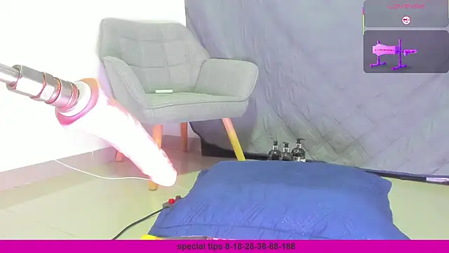 Snapshot of sophie_1_ chatting on February 27, 2:33 am sophie 1 online show from February 27, 2:33 am