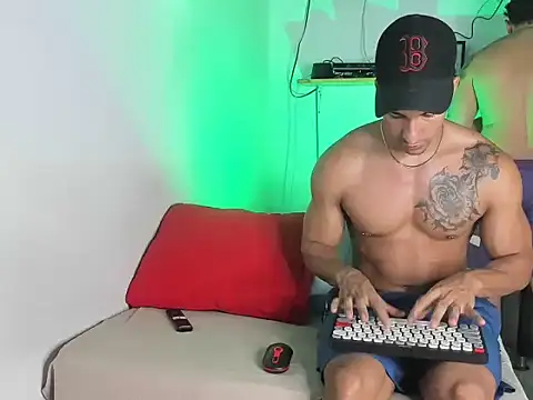 Snapshot of jamesshot chatting on March 22, 11:19 pm jamesshot online show from March 22, 11:19 pm