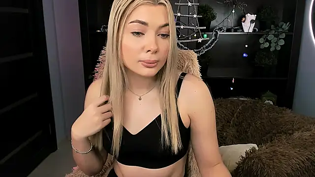 Snapshot of HyileyClark chatting on December 14, 9:25 am HyileyClark online show from December 14, 9:25 am