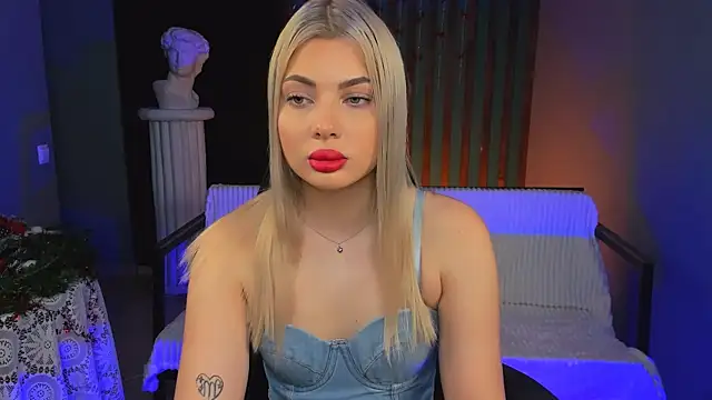 Snapshot of HyileyClark chatting on January 12, 5:23 am HyileyClark online show from January 12, 5:23 am