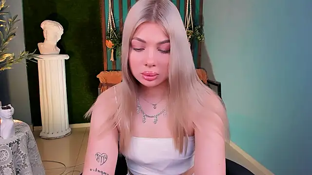 Snapshot of HyileyClark chatting on February 3, 9:14 am HyileyClark online show from February 3, 9:14 am