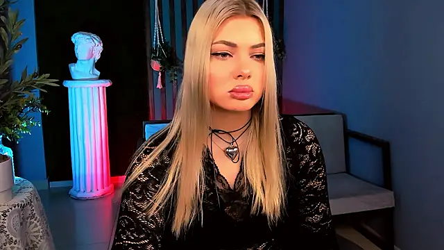 Snapshot of HyileyClark chatting on February 10, 9:13 am HyileyClark online show from February 10, 9:13 am