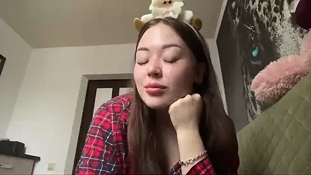 Snapshot of CurietHana1 chatting on December 19, 3:57 am CurietHana1 online show from December 19, 3:57 am