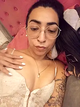 Snapshot of Yani-14 chatting on February 12, 11:11 pm Yani-14 online show from February 12, 11:11 pm