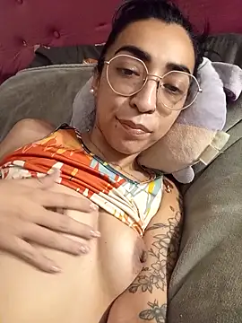 Snapshot of Yani-14 chatting on February 17, 4:31 am Yani-14 online show from February 17, 4:31 am